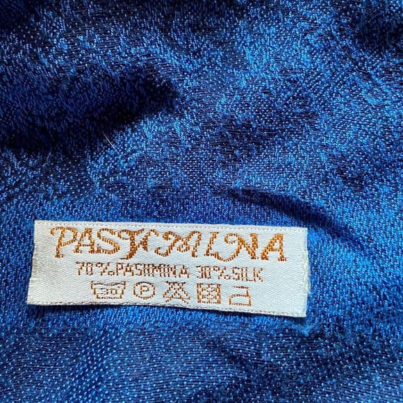 ⚜️Pashmina Scarf in Blue Paisley Pattern⚜️ - Picture 5 of 5